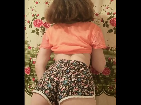 ❤️ Sexy mladá kočka svléká šortky před kamerou. Šukání video u cs.passionateembracespotlight.ru ❌️❤